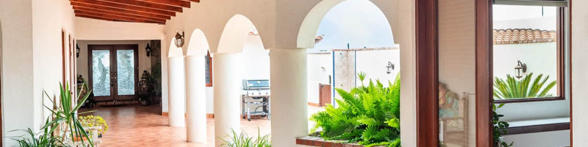 Casa Serena, Las Gaviotas courtyard hallway