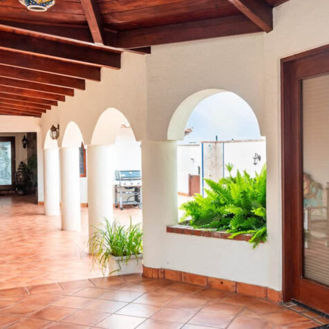 Casa Serena, Las Gaviotas courtyard hallway
